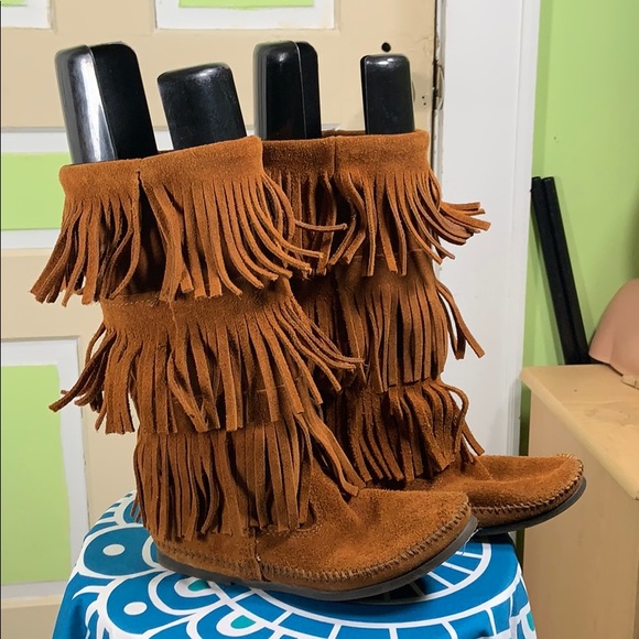Minnetonka moccasins 3 row fringe boots size 7 - Picture 1 of 6